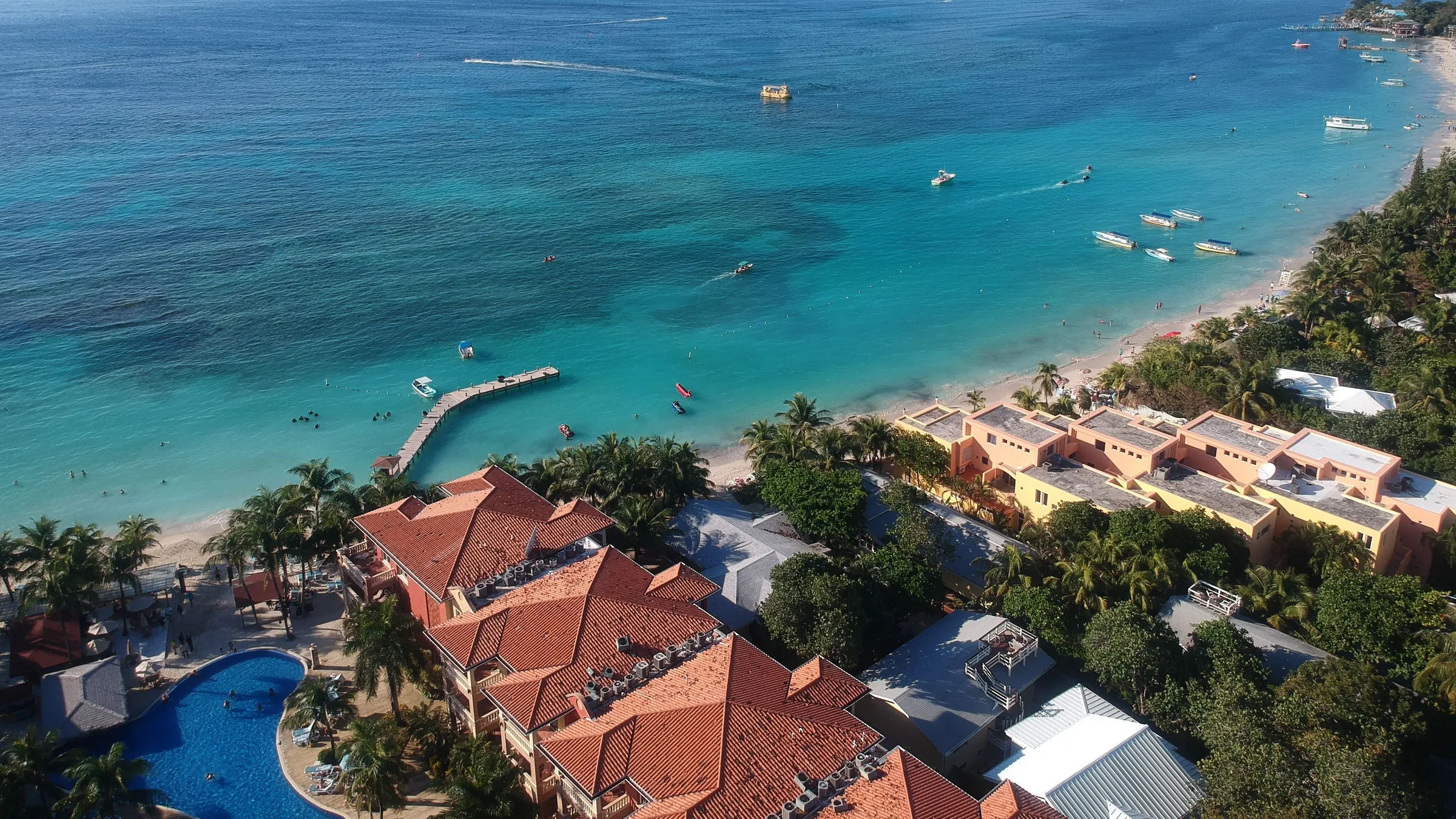 Vista aérea del mar turquesa, la playa y los hoteles de West Bay, en Roatán.