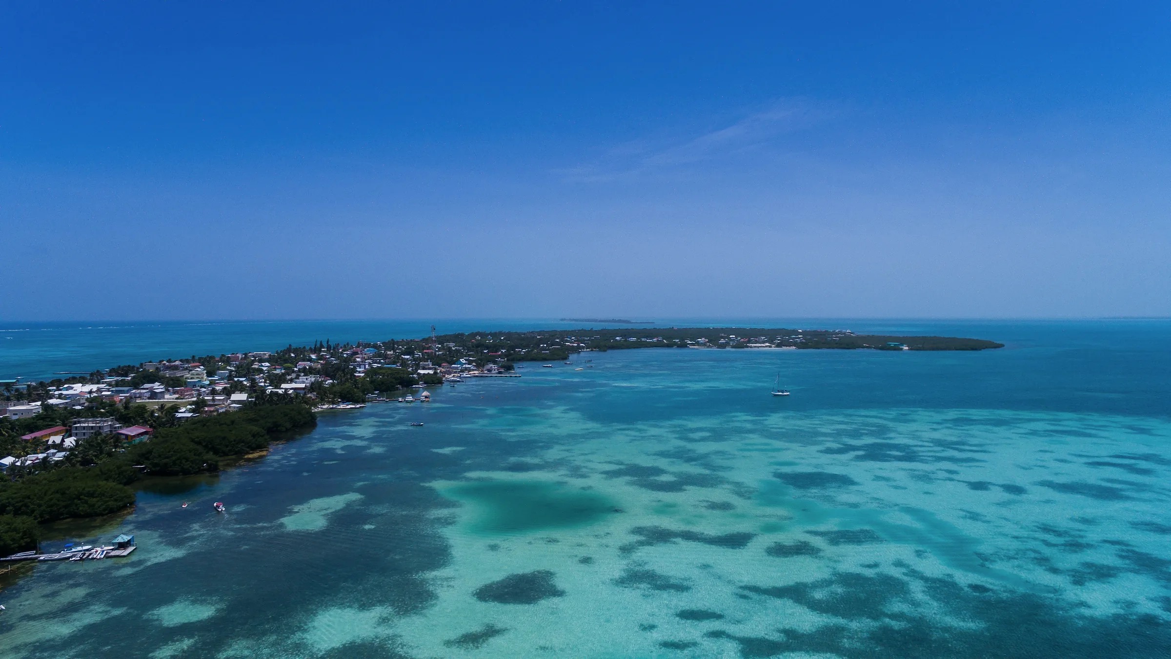 Vista aérea de Caye Caulker y sus aguas turquesas poco profundas.